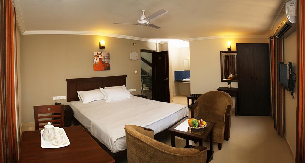 Century Grand Hotel Mananthavady Room photo